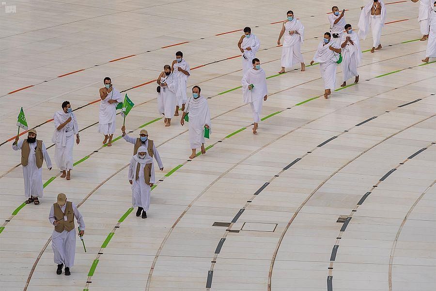 زئران بیت&zwnj;الله الحرام طواف افاضه را با رعایت تدابیر پیشگیرانه ادا کردند