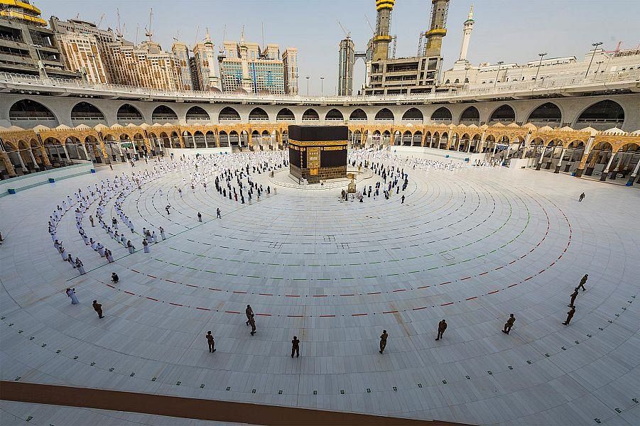 زئران بیت&zwnj;الله الحرام طواف افاضه را با رعایت تدابیر پیشگیرانه ادا کردند