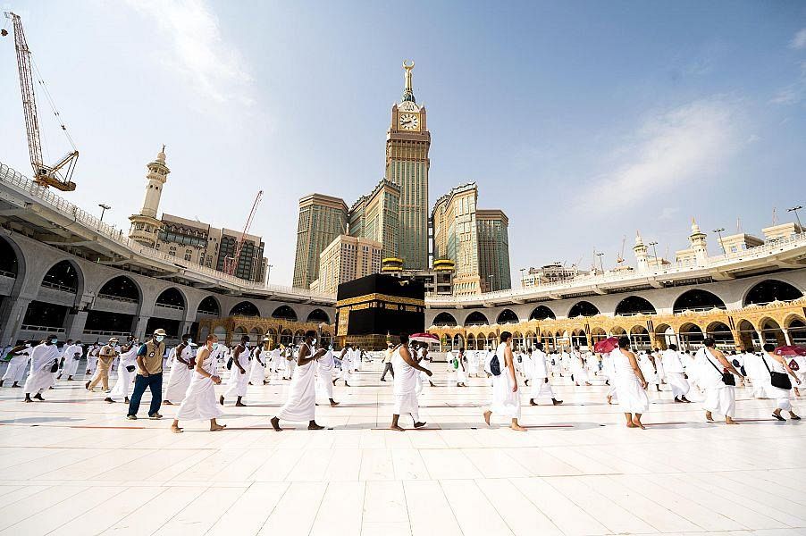 زئران بیت&zwnj;الله الحرام طواف افاضه را با رعایت تدابیر پیشگیرانه ادا کردند