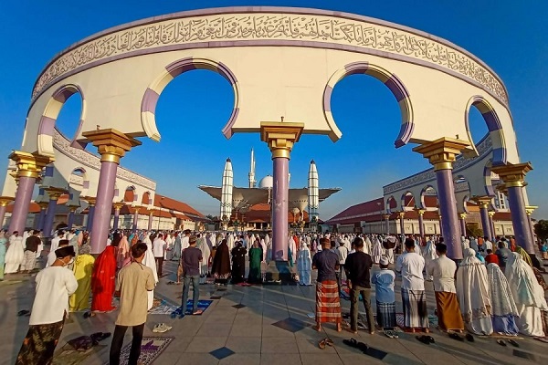 جلوه&zwnj;هایی از برپایی نماز عید قربان در جهان