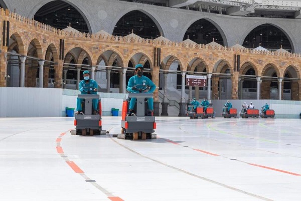 ضدعفونی صحن کعبه پس از طواف حج + عکس ضدعفونی صحن کعبه پس از طواف حج + عکس