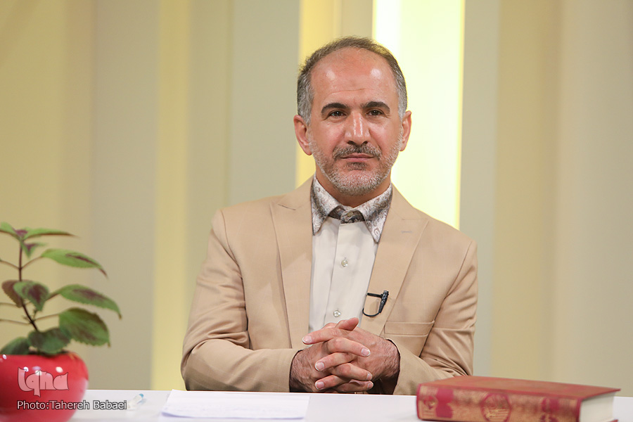 فیلم | روش&zwnj;های تدبر در قرآن / &laquo;وَيُعَلِّمُهُمُ الْكِتَابَ&raquo; و ذکر چند نکته تدبری