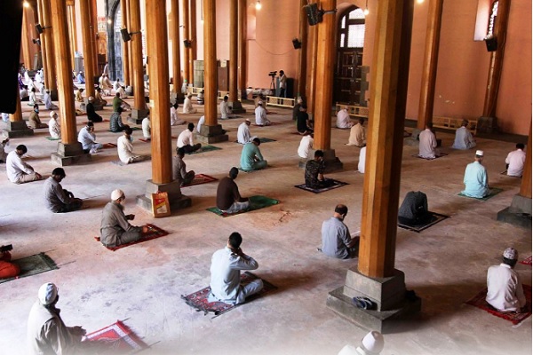 برگزاری نماز جمعه پس از پنج ماه در کشمیر + عکس