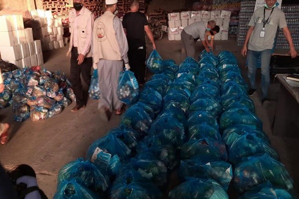 ارائه کمک&zwnj;های خیریه به خانواده&zwnj;های خسارت دیده از کرونا در جنوب نوار غزه +عکس