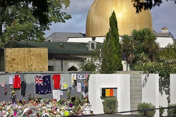 استقبال از نمازگزاران در مساجد &laquo;کرایست&zwnj;چرچ&raquo; با شاخه&zwnj;های گل