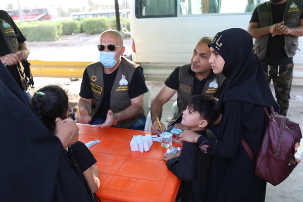 صدور کارت هویت برای کودکان حسینی در اربعین + عکس