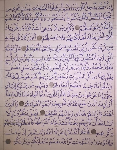 کتابت قرآن توسط خوشنویس جوان یمنی با وجود جنگ و محرومیت +عکس