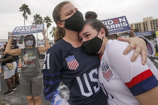 شادی طرفداران بایدن و ناراحتی حامیان ترامپ + عکس شادی طرفداران بایدن و ناراحتی حامیان ترامپ + عکس