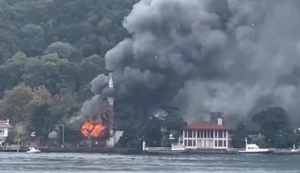 آتش سوزی یک مسجد تاریخی ترکیه در استانبول+عکس