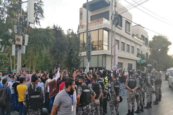 تظاهرات مقابل سفارت فرانسه در اردن در اعتراض به اهانت به پیامبر اکرم (ص)+عکس