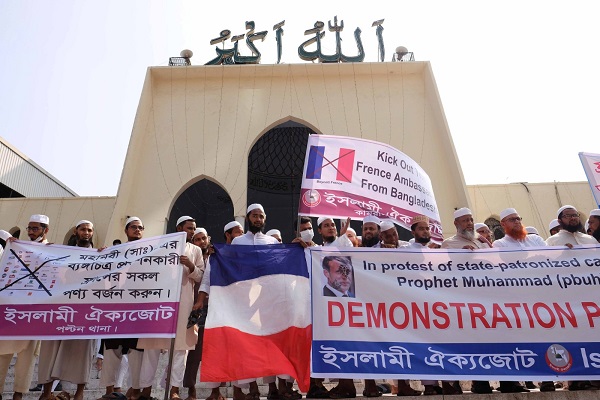 ادامه واکنش&zwnj;&zwnj;های مسلمانان جهان به اسلام&zwnj;ستیزی دولت فرانسه