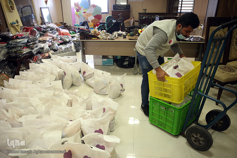 یلدای شیرین هم نمک برای 2000 نیازمند/ دست&zwnj;هایی که هم لایک می&zwnj;کنند هم بسته&zwnj;بندی