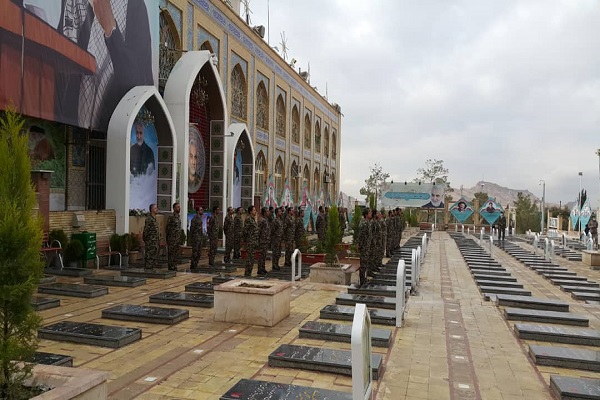 اجرای گروه تواشیح محمد رسول&zwnj;الله(ص) در جوار مزار سردار شهید &laquo;قاسم سلیمانی&raquo;