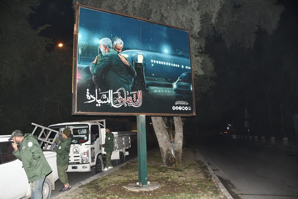 فیلم | نصب پلاکاردهای بزرگ شهیدان سلیمانی و ابومهندس در عراق