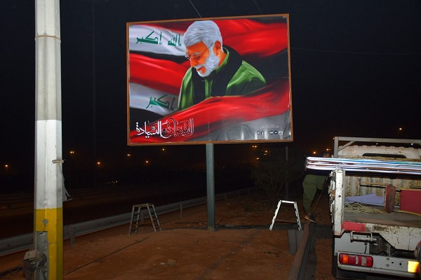 فیلم | نصب پلاکاردهای بزرگ شهیدان سلیمانی و ابومهندس در عراق / اماده