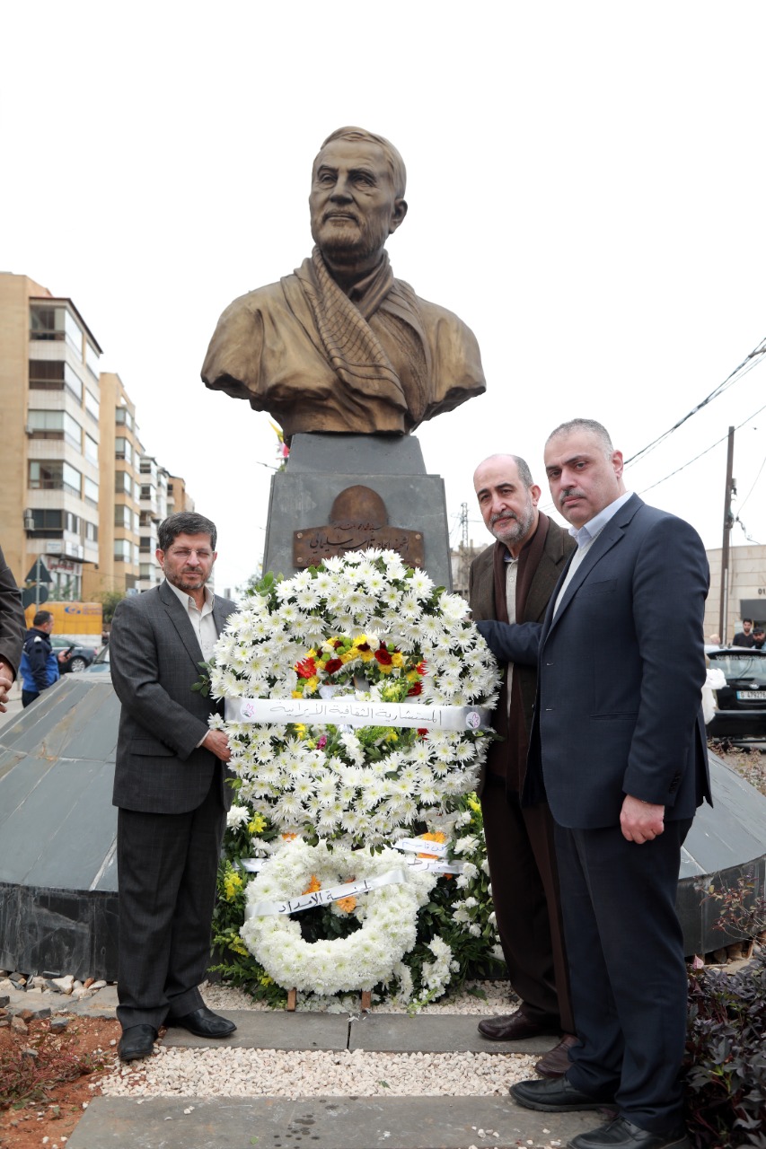 ادای احترام رایزن فرهنگی ایران در لبنان به یادمان حاج قاسم ادای احترام رایزن فرهنگی ایران در لبنان به یادمان حاج قاسم