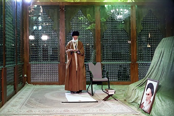 رهبر معظم انقلاب در مرقد امام خمینی(ره) و گلزار شهدا حضور یافتند