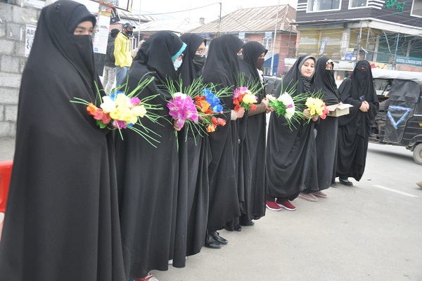 پخش گل با هدف حمایت از حجاب داشتن دانشجویان هندی مسلمان پخش گل با هدف حمایت از حجاب داشتن دانشجویان هندی مسلمان