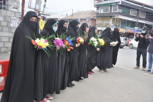 پخش گل با هدف حمایت از حجاب داشتن دانشجویان هندی مسلمان پخش گل با هدف حمایت از حجاب داشتن دانشجویان هندی مسلمان