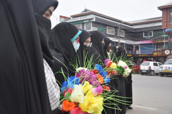 پخش گل با هدف حمایت از حجاب داشتن دانشجویان هندی مسلمان پخش گل با هدف حمایت از حجاب داشتن دانشجویان هندی مسلمان