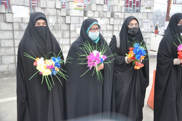 پخش گل با هدف حمایت از حجاب داشتن دانشجویان هندی مسلمان پخش گل با هدف حمایت از حجاب داشتن دانشجویان هندی مسلمان