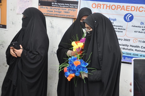 پخش گل با هدف حمایت از حجاب داشتن دانشجویان هندی مسلمان پخش گل با هدف حمایت از حجاب داشتن دانشجویان هندی مسلمان