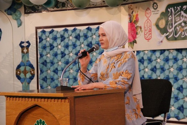 دختر تازه&zwnj;مسلمان انگلیسی نام فاطمه را برگزید + عکس