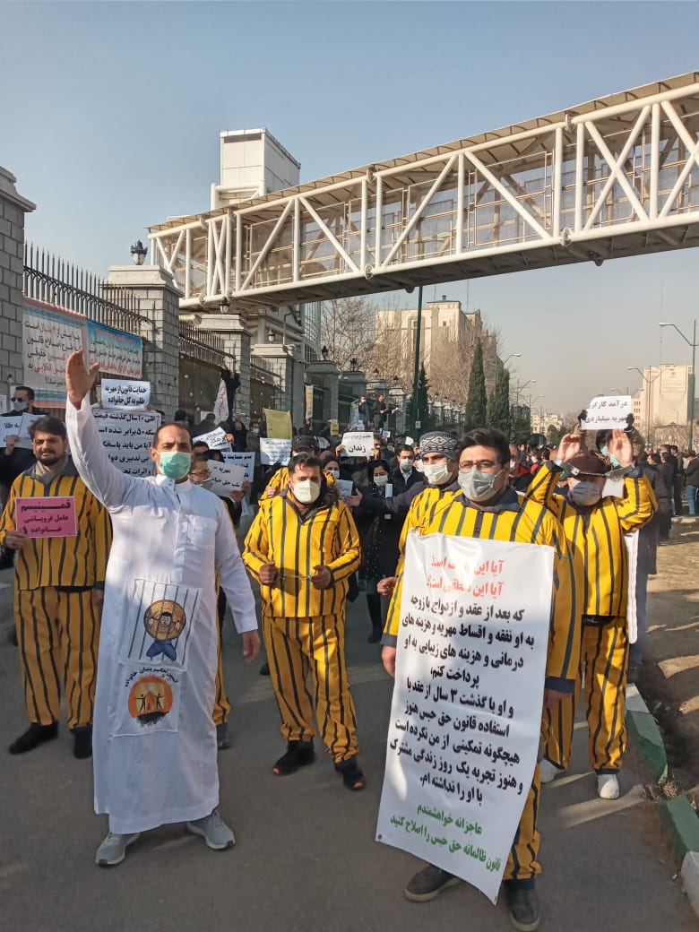 حامیان اصلاح قانون مهریه در مقابل مجلس چه کسانی هستند؟ چه می&zwnj;خواهند؟