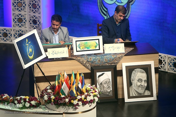 خلق آثار هنری در حاشیه مسابقات بینالمللی قرآن / اهدا به مقام معظم رهبری خلق آثار هنری در حاشیه مسابقات بینالمللی قرآن / اهدا به مقام معظم رهبری