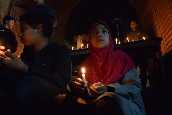 ابراز همدردی کشمیریها با خانواده قربانیان انفجار تروریستی مسجد پیشاور + عکس و فیلم ابراز همدردی کشمیریها با خانواده قربانیان انفجار تروریستی مسجد پیشاور + عکس و فیلم