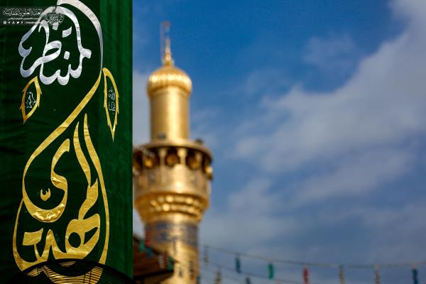 اهتزاز پرچم &laquo;یا قائم آل محمد&raquo; بر فراز گنبد حرم علوی + عکس