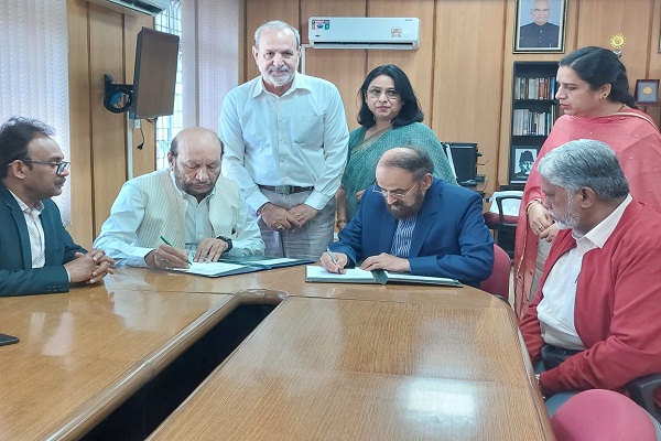 امضای تفاهمنامه همکاری بین مرکز «میکروفیلم نور» و دانشگاه «حیدرآباد» هند امضای تفاهمنامه همکاری بین مرکز «میکروفیلم نور» و دانشگاه «حیدرآباد» هند