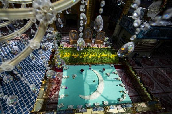 تزئین صحن مطهر حرم حضرت عباس (ع) با فرشی از گل به مناسبت ماه مبارک رمضان + عکس