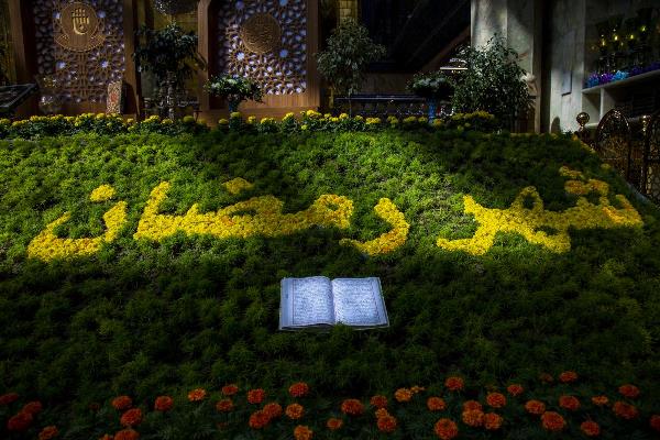 تزئین صحن مطهر حرم حضرت عباس (ع) با فرشی از گل به مناسبت ماه مبارک رمضان + عکس