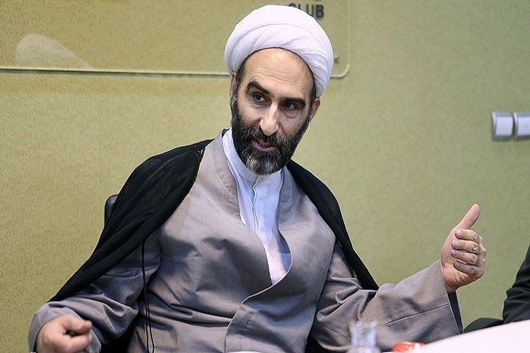 فاقد زمان/// تفسیر نشانه&zwnj;شناسی بهترین راه برای پیوند نسل جوان با قرآن است