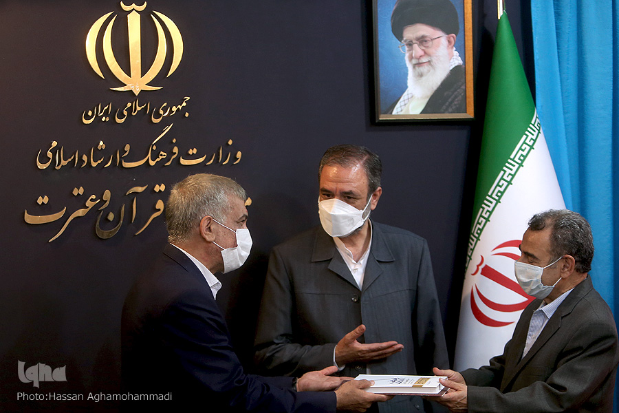 مصحف شریف ۱۸۰ حزبی رونمایی شد/ فقهیزاده: خط قرآن را محدود نکنیم مصحف شریف ۱۸۰ حزبی رونمایی شد/ فقهیزاده: خط قرآن را محدود نکنیم