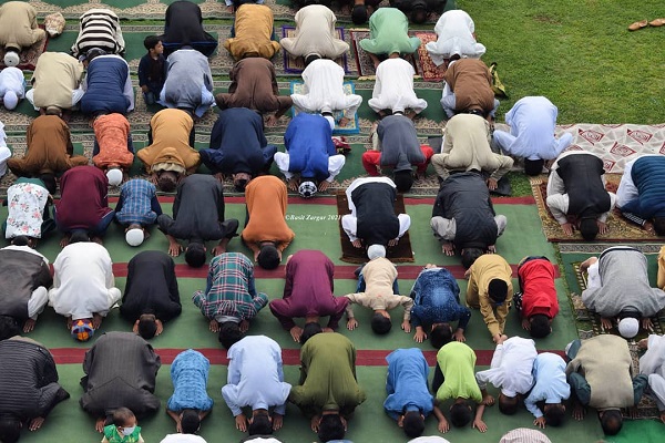 اقامه نماز عید فطر در مساجد کشمیر با رعایت اصول بهداشتی + عکس