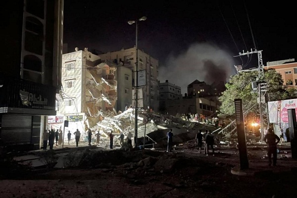 رژیم صهیونیستی نیمه شب گذشته در 100 نوبت غزه را بمباران کرد/ حماس فراتر از تلآویو را هدف گرفت رژیم صهیونیستی نیمه شب گذشته در 100 نوبت غزه را بمباران کرد/ حماس فراتر از تلآویو را هدف گرفت