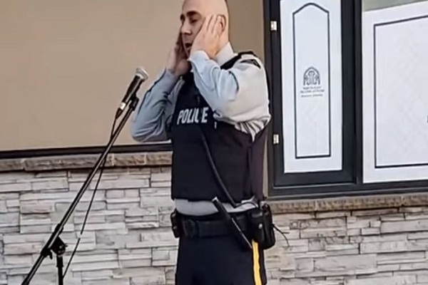 اذان گفتن پلیس مسلمان با یونیفورم نظامی برای مسجدی در کانادا با استقبال روبه&zwnj;رو شد/آماده