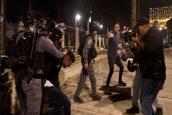 تحصن فلسطینیان روزهدار در دفاع از مسجدالاقصی تحصن فلسطینیان روزهدار در دفاع از مسجدالاقصی