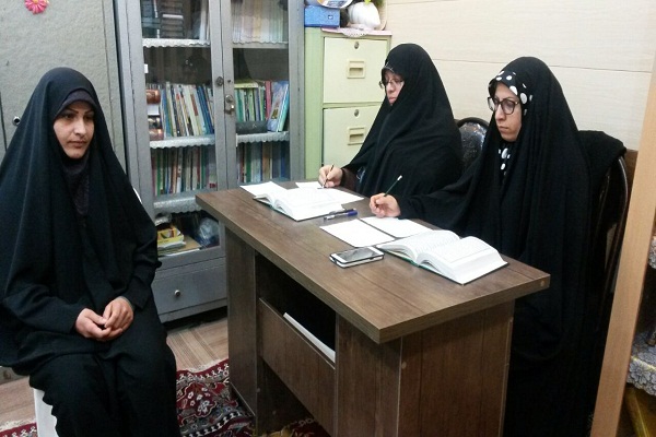 بانویی که پرچم قرآن و انقلاب اسلامی را افراشته نگاه داشت