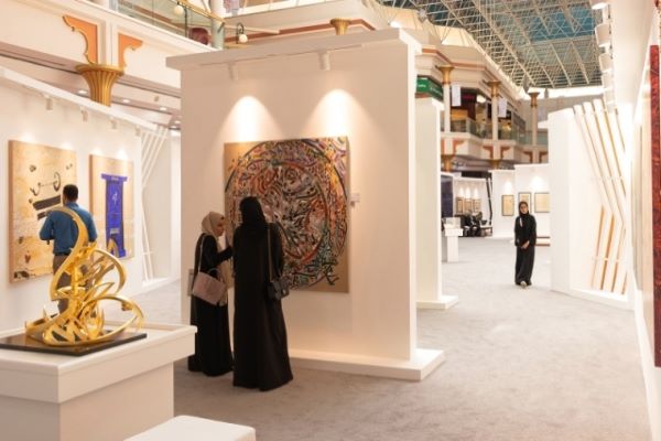 آماده// نمایش قدیمی&zwnj;ترین صفحه قرآن کریم در نمایشگاه کتابت و خوشنویسی ریاض