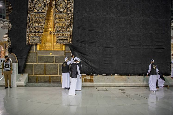 لباس احرام بر تن کعبه در آستانه موسم حج لباس احرام بر تن کعبه در آستانه موسم حج