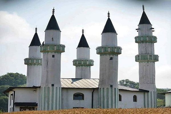 روایت مسجدی با پنج مناره در بوسنی و هرزگوین