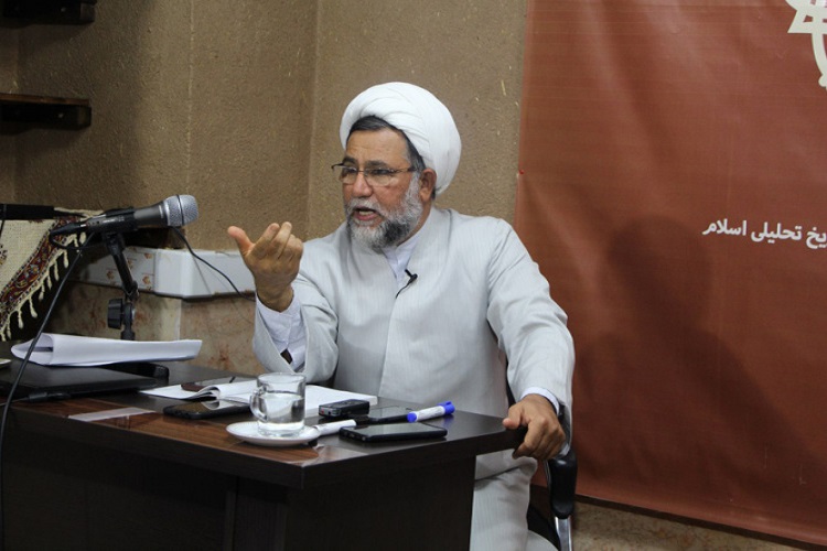 صاحبه// عکس/ در نظریه&zwnj;پردازی برای عاشورا درجا می&zwnj;زنیم/ پرهیز از اباحی&zwnj;گری در پرتو گریه / خوانده شد