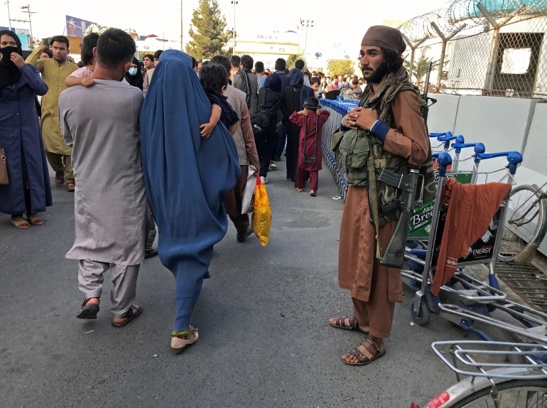 تداوم خروج دیپلمات‌ها و اتباع خارجی / اعلام عفو عمومی از سوی طالبان