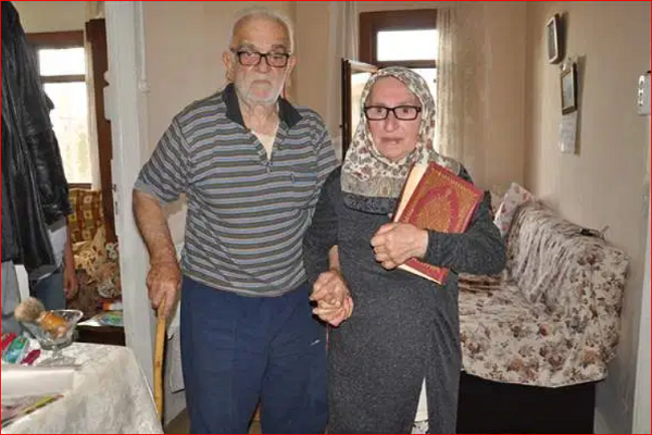 شوق بانوی ترکیهای از سالمماندن قرآن پس از سیل + فيلم شوق بانوی ترکیهای از سالمماندن قرآن پس از سیل + فيلم