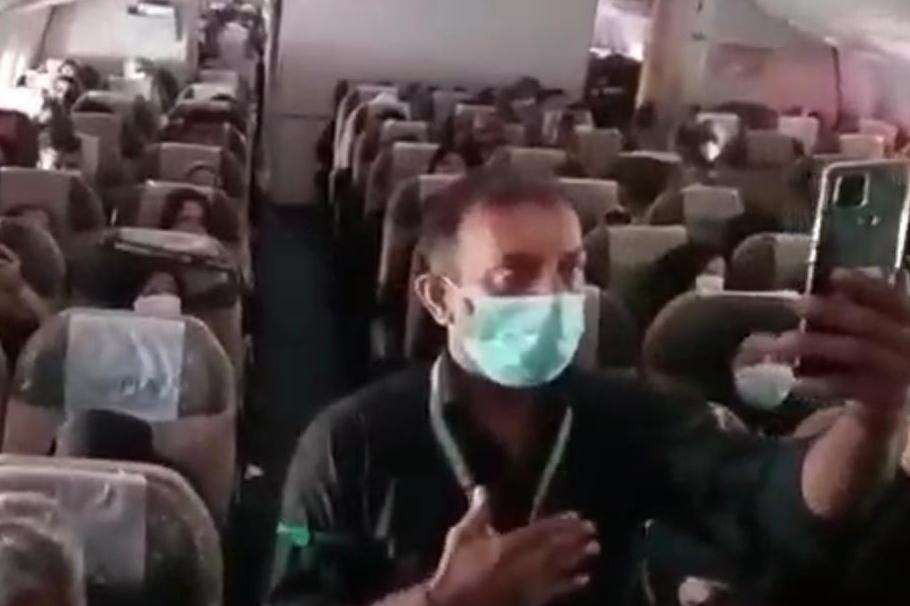 فیلم | عزاداری مسافران هواپیمایی پاکستان در آرزوی زیارت حرم حضرت زینب(س)