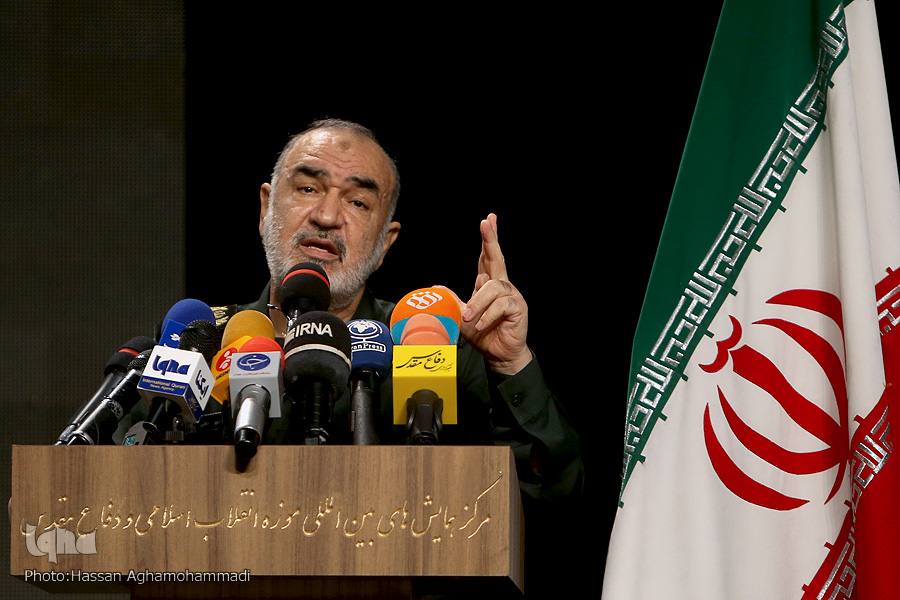 دفاع مقدس هم عاشورایی انبساط یافته در متن زمان بود/ دفاع مقدس درخششی جهانی از یک انقلاب بزرگ بود