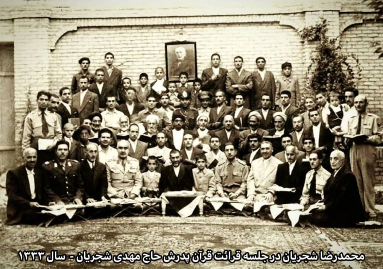 دستنوشتهای از «محمدرضا شجریان» و اهدای قرآن به یکی از هنرمندان دستنوشتهای از «محمدرضا شجریان» و اهدای قرآن به یکی از هنرمندان